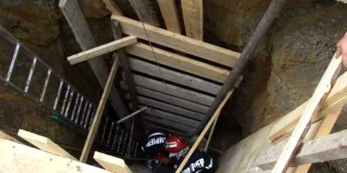 Satu Mare:(UPDATE) Îngropat de viu în fântana din curtea părintească (GALERIE FOTO)