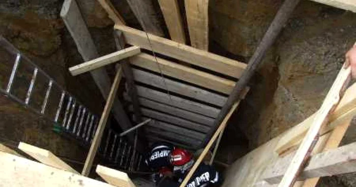 Satu Mare:(UPDATE) Îngropat de viu în fântana din curtea părintească (GALERIE FOTO)