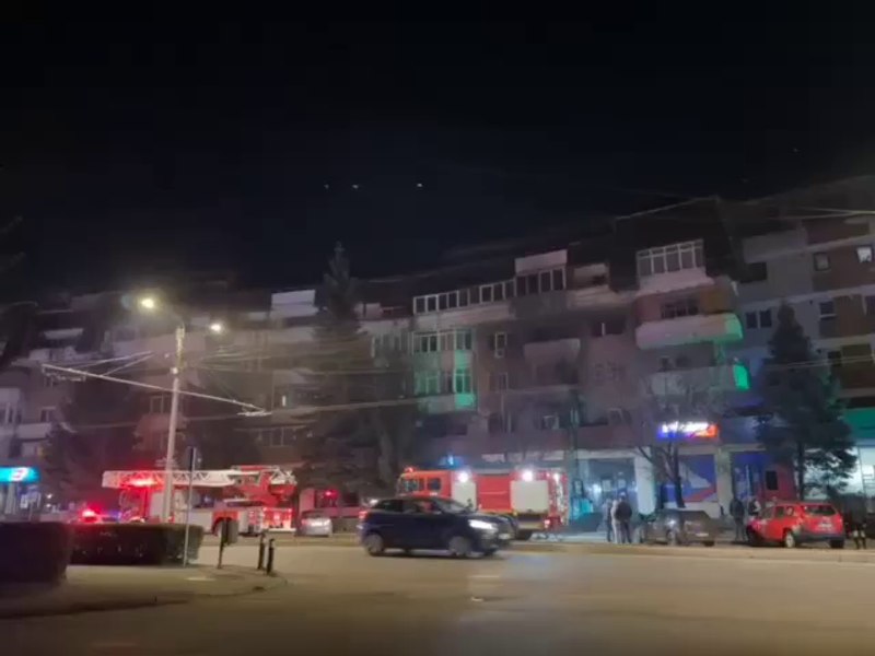 Bărbat salvat în ultima clipă de pompieri, dintr-un apartament cuprins de flăcări. A fost resuscitat și readus la viață VIDEO