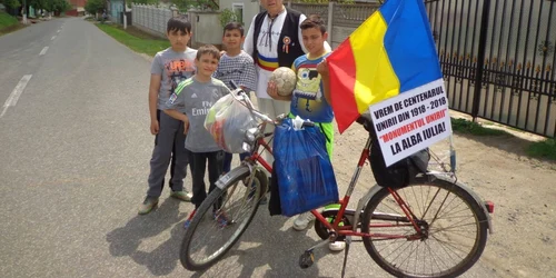 barbat alba bicicleta monument unire