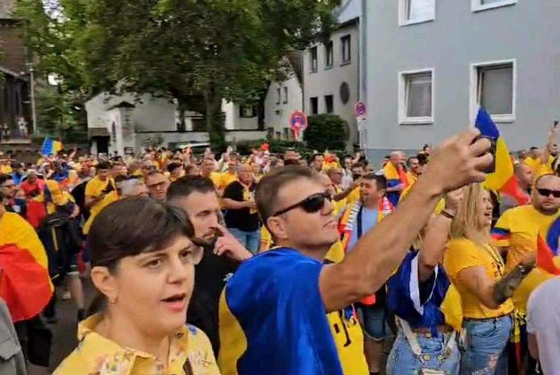 Koveși a strigat alături de suporterii naționalei României FOTO: Captură video