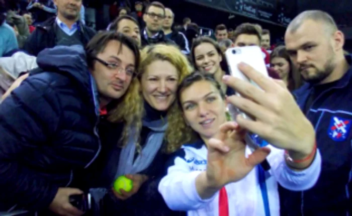 Simona Halep este un adevărat magnet pentru pasionaţii de tenis de pretutindeni. Dar poate câştiga a treia oară la rând premiul „Favorita Fanilor“ în WTA?