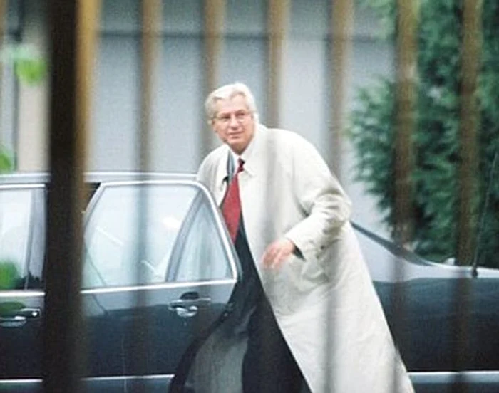 
    Berthold Albrecht era extrem de discret în ceea ce priveşte viaţa sa privată.  