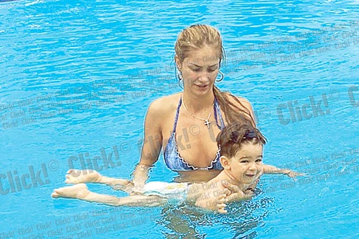 Andrei Duban s-a distrat la piscină împreună cu  soţia şi fiul său (Fotografii: Alex Muscaliu, Bogdan Ionescu)