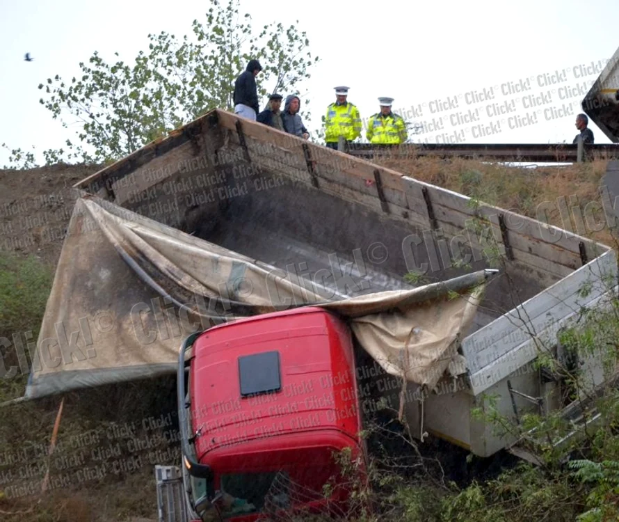 Şoferul şi persoanele aflate în clădirile de la baza pantei au avut noroc. (Foto: Marius Mototolea)