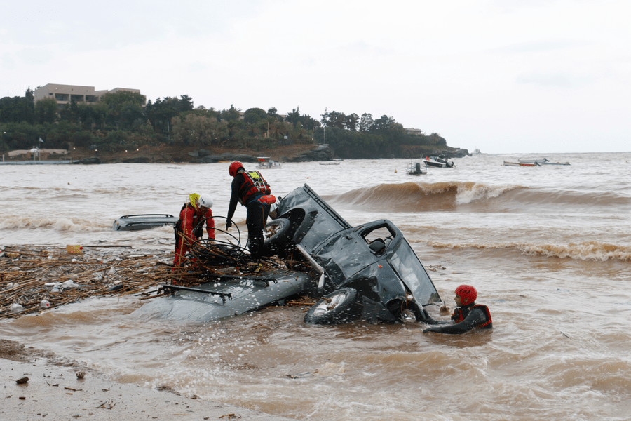 Inundaţiile catastrofale din insula Creta au provocat cel puţin două decese VIDEO