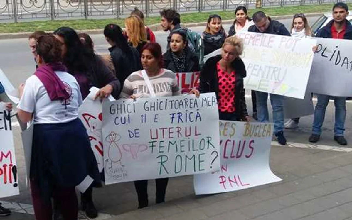 La acţiunea de protest au participat câteva zeci de persoane