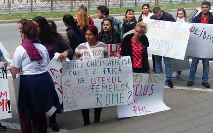 La acţiunea de protest au participat câteva zeci de persoane