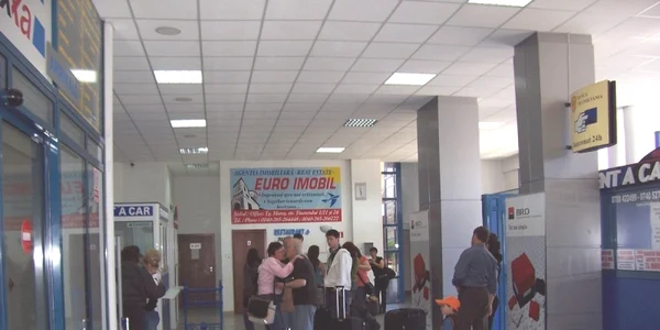 Femeia de serviciu a aeroportului câştigă mai mult decât un profesor foto arhivă