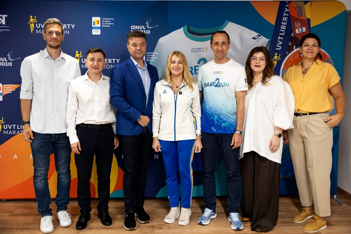 Nadia s-a fotografiat alături de organizatorii maratonului (Foto: UVT Timișoara)
