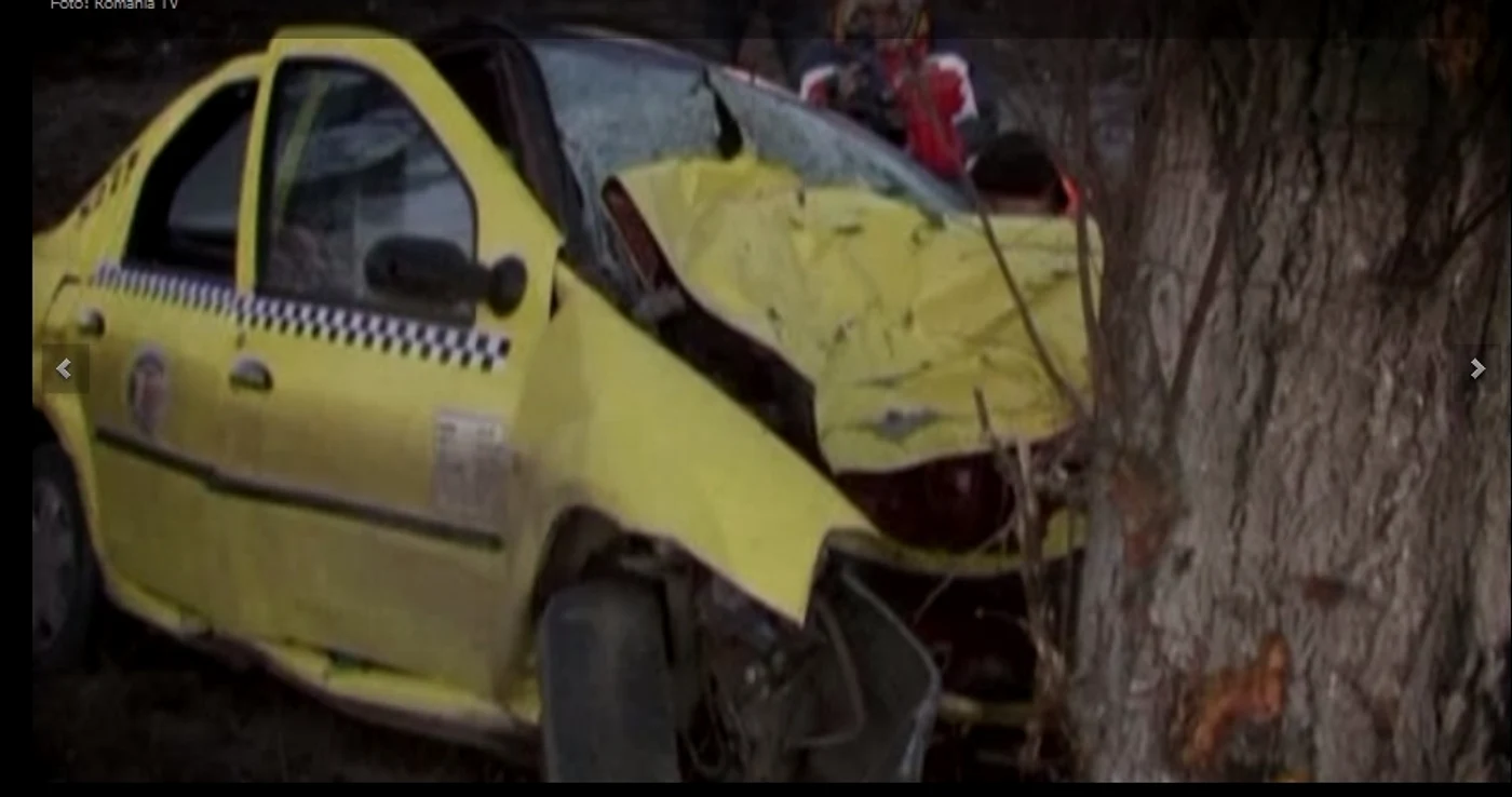 
    Taximterisul a ajuns cu mașina direct în copac (captură:rtv)  