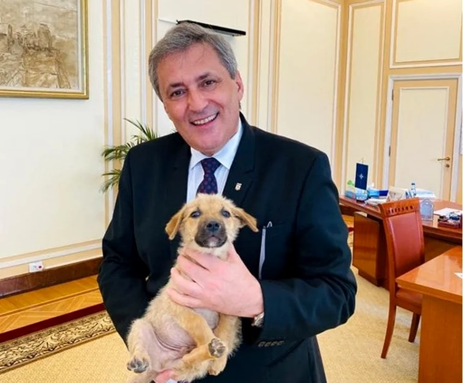 
    Marcel Vela a adoptat un câine care va crește la Ministerul de Interne   