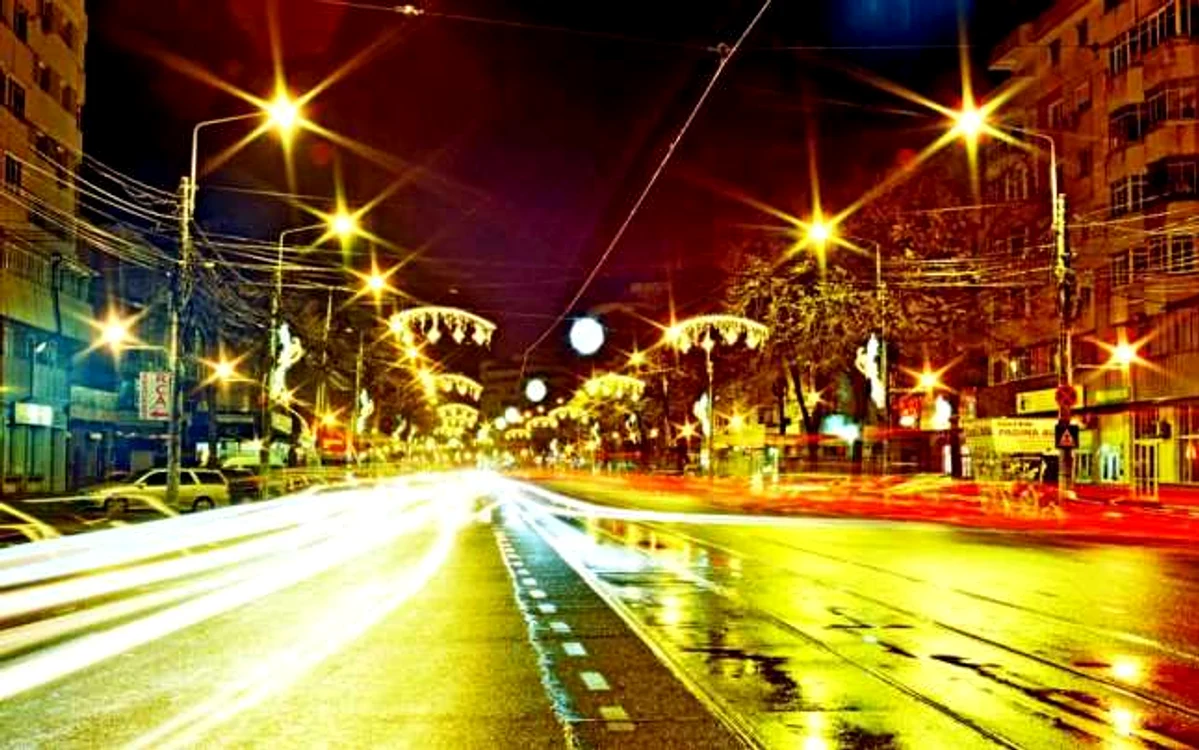 Anul trecut, autorităţile locale au reuşit să pornească iluminatul de sărbători înainte de 6 decembrie  FOTO Florentin Coman