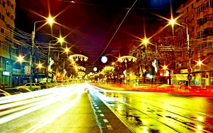 Anul trecut, autorităţile locale au reuşit să pornească iluminatul de sărbători înainte de 6 decembrie FOTO Florentin Coman