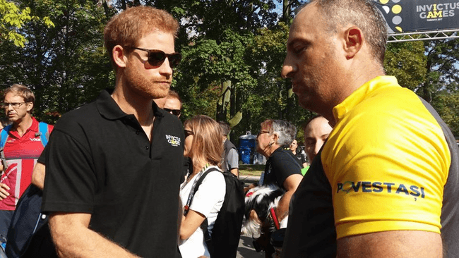 Plutonierul adjutant principal Costinel Slăniceanu (dreapta), într-o discuţie cu Prinţul Harry la Toronto FOTO: Facebook/Costi Slăniceanu