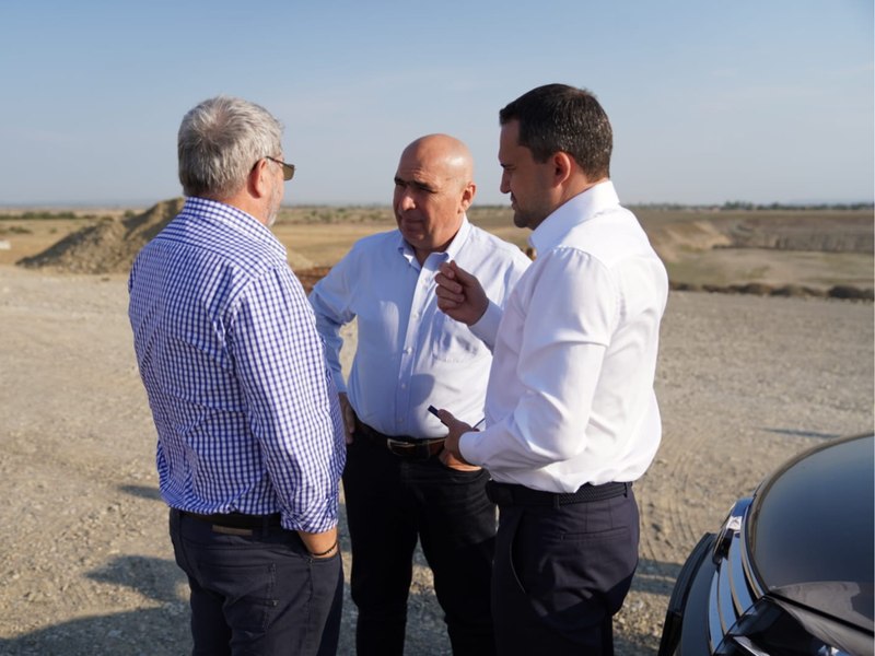 Ministrul Transporturilor, în vizită pe șantierul Autostrăzii Moldovei, alături de Ilie Bolojan. Când se va putea circula pe întreaga autostradă