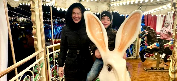 Roxana Ciuhulescu și fiul ei, în carusel foto: Yolo Media