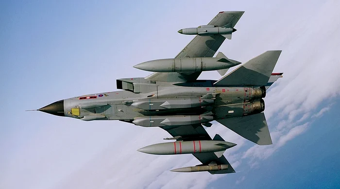 Aeronavă Tornado GR4 purtând rachete Storm Shadow Foto Ministerul britanic al Apărării