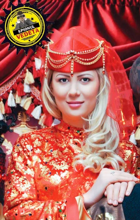 
    Adora  