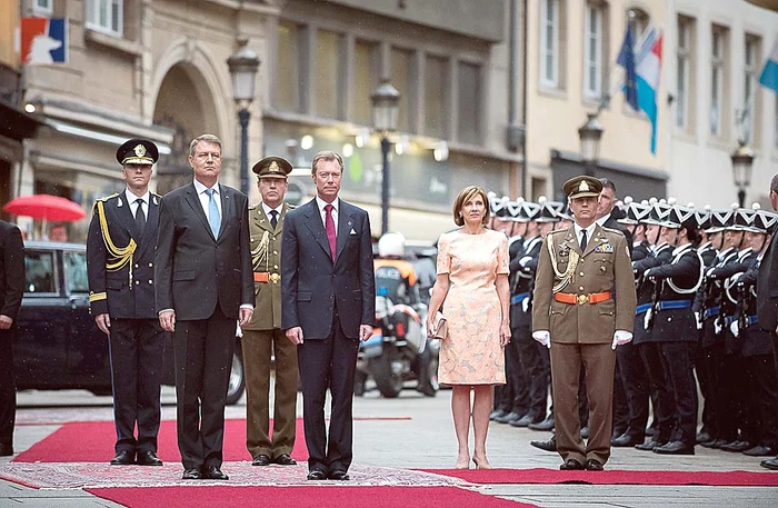 La plecare, a optat pentru o rochie în culori pastelate