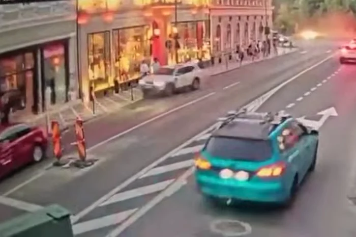 Șoferul a ajuns cu mașina pe trotuar. FOTO Newsbv Brasov