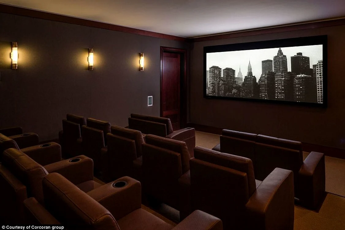 Clădirea are o sală de cinema de 21 de locuri la subsol