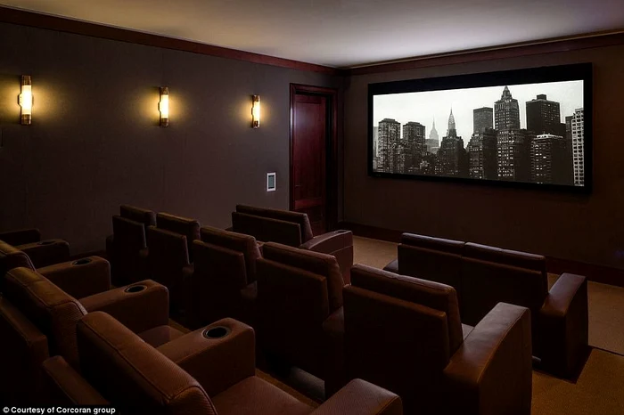 Clădirea are o sală de cinema de 21 de locuri la subsol