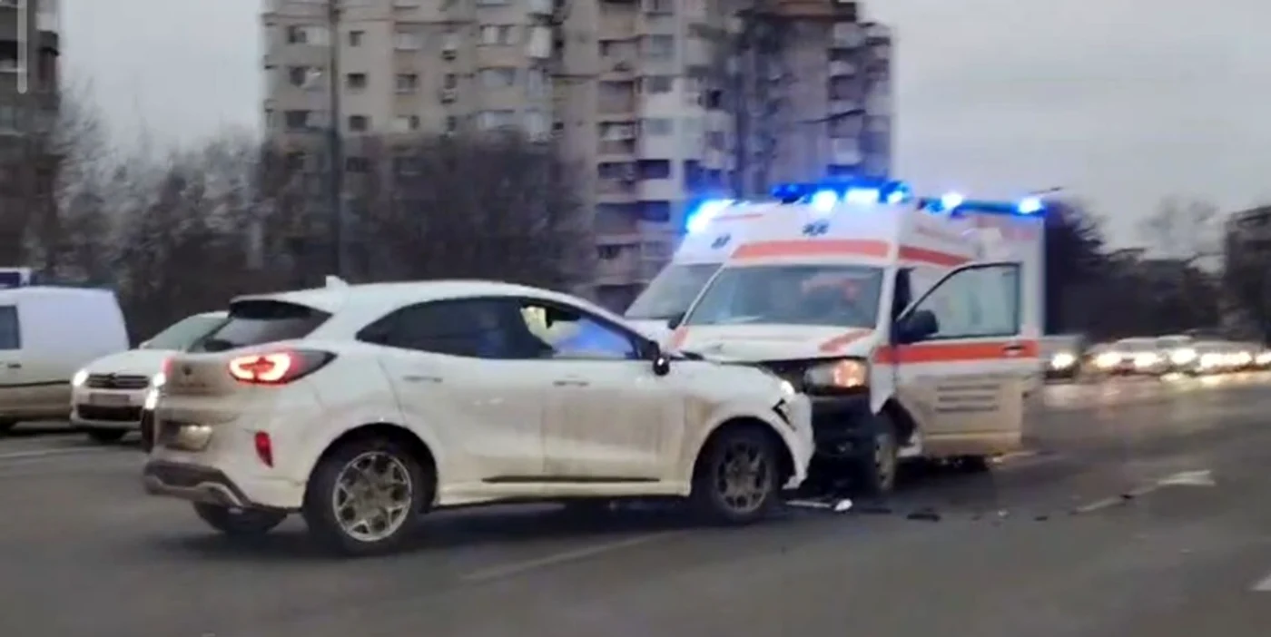 O ambulanță aflată în misiune a fost implicată marți dimineață într-un accident.FOTO: Captură Video 