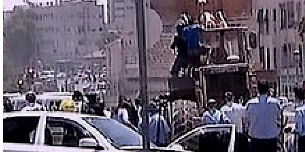 Palestinianul a fost scos cu greu de sub roţile maşinii