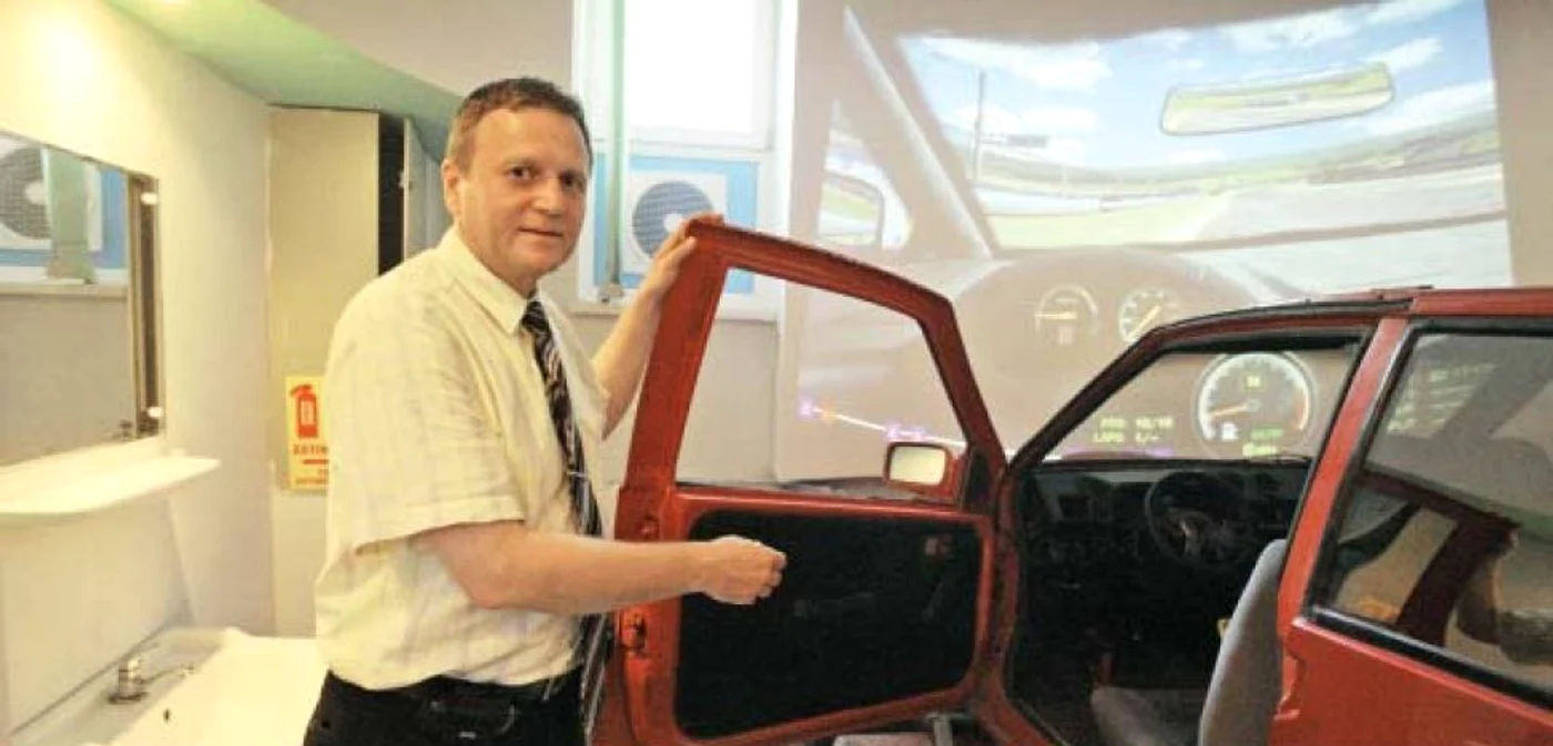 Profesorul Laurenţiu Manea prezintă simulatorul auto