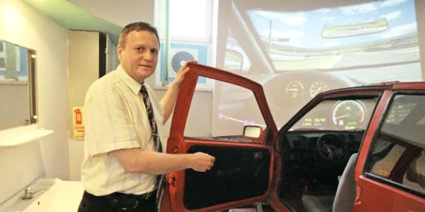 Profesorul Laurenţiu Manea prezintă simulatorul auto