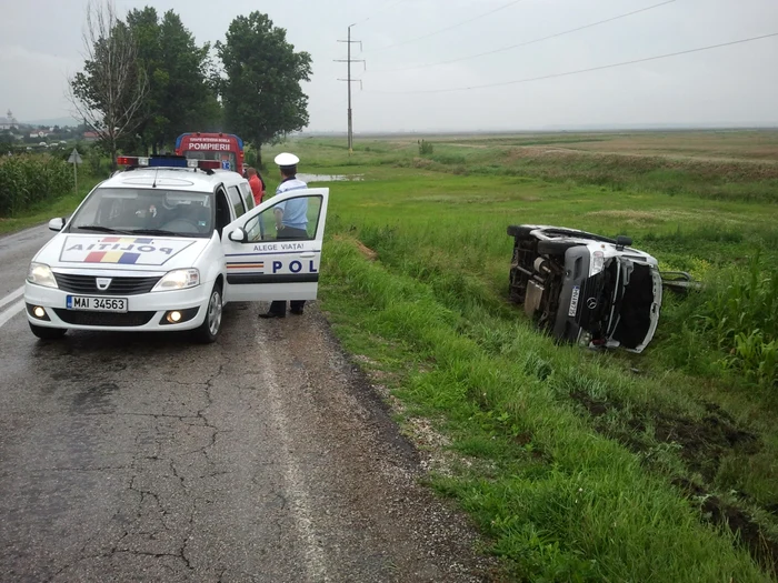 Microbuzul s-a răsturnat pe marginea drumului. Foto: Ziarul de Iaşi