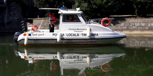 Poliţia Locală Timişoara patrulează pe Bega FOTO Ştefan Both