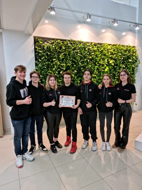 Echipa de români care a participat, duminică,  la concursul regional de robotică de la Sankt Petersburg. FOTO: Facebook/ Ministerul Educaţiei