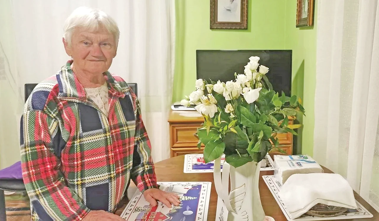 Aurelia Bujor se uită  la buchetul trimis  de fiica ei şi-şi simte  copiii aproape