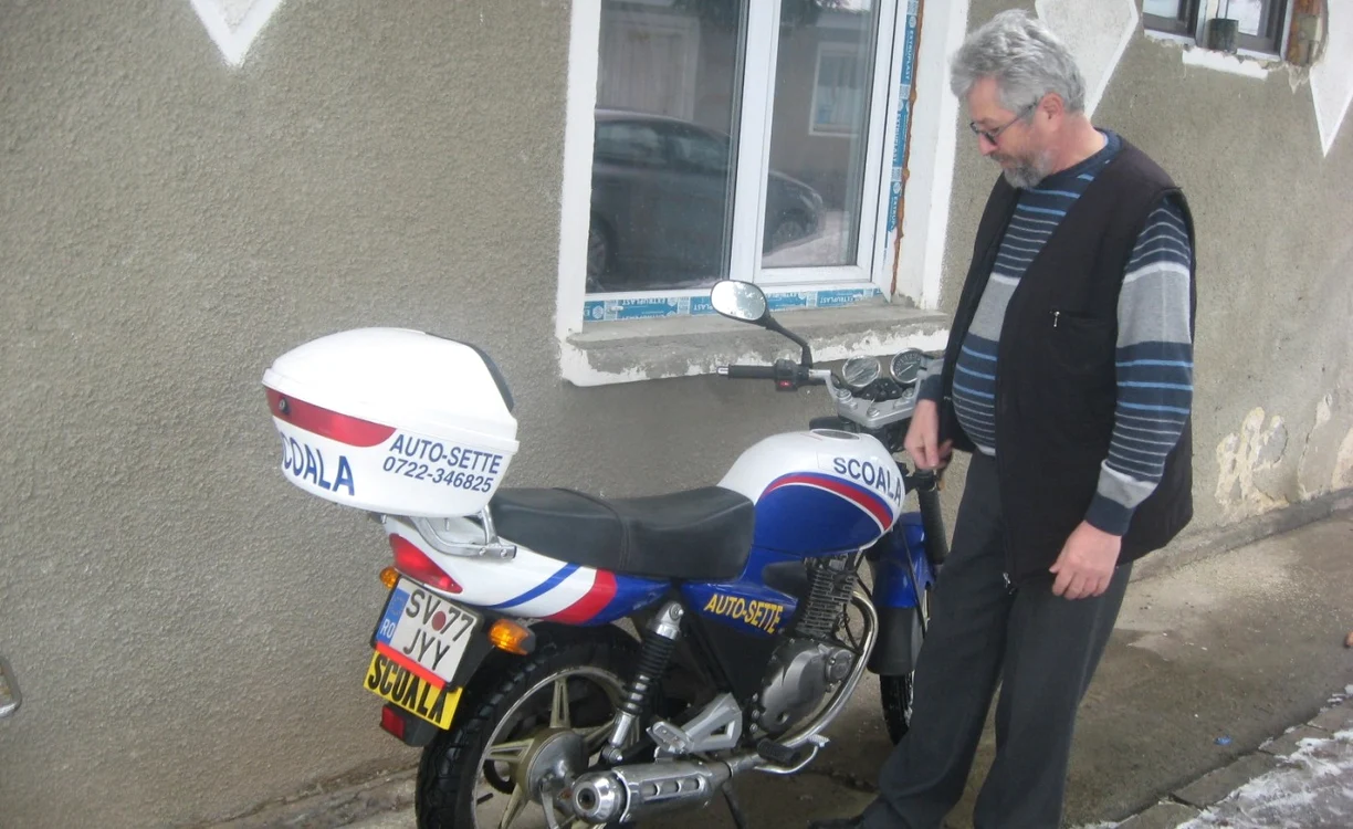 Administratorii şcolilor de şoferi nu au răspunsuri pentru clienţii care doresc să urmeze cursurile pentru obţinerea unui permis de moped.                         Foto: Sandrinio Neagu