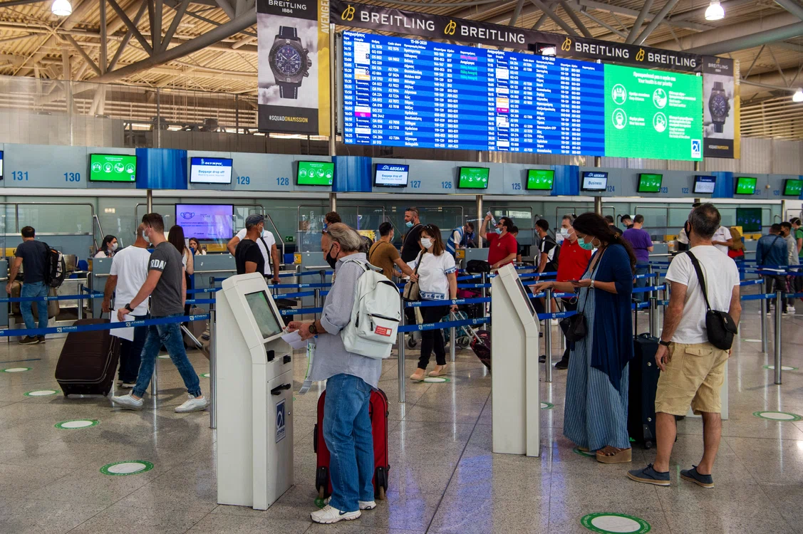 
    Pasagerii români şi bulgari care sosesc pe aeroporturile din Grecia trebuie să aibă teste negtive de COVID-19foto: Getty  