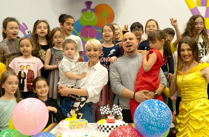 Locul de joacă i-a ținut ocupați pe Antonia și Mika, care s-au distrat alături de prietenii lor 