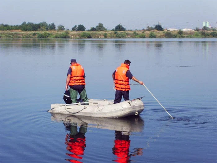 Pompierii îl caută pe micuţ cu o ancoră şi o barcă... (Foto: Adevărul)