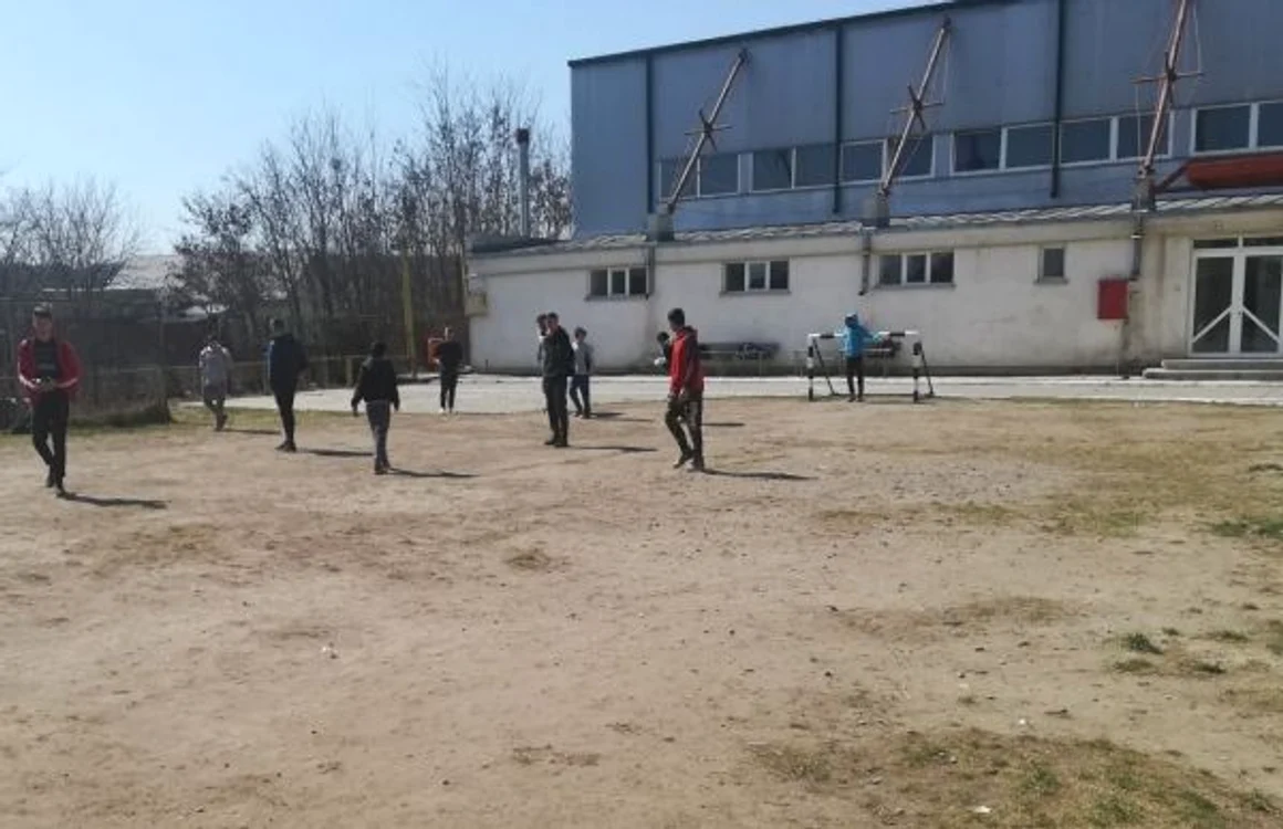 Sala de sport şi tăpşanul din faţa ei FOTO Cosmin Zamfirache