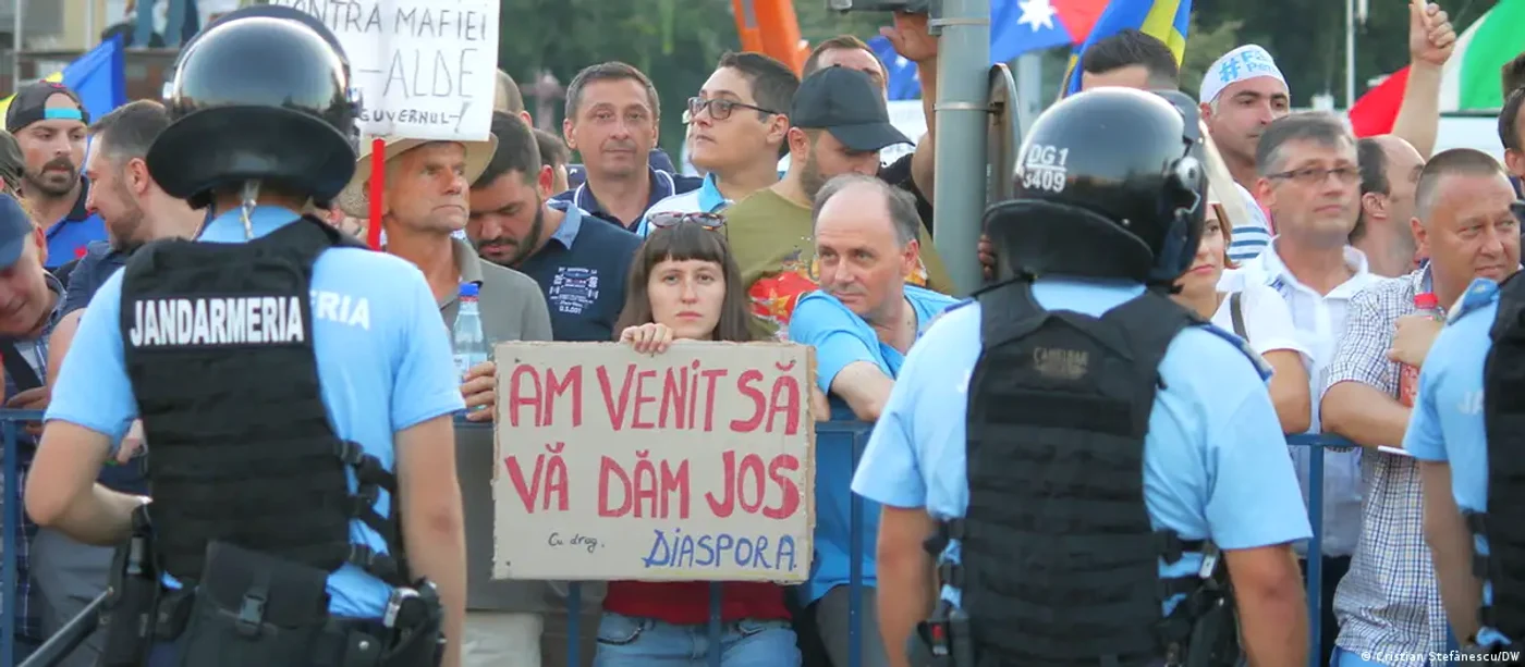 Protestatari pașnici în Piața Victoriei, 10 august 2018
