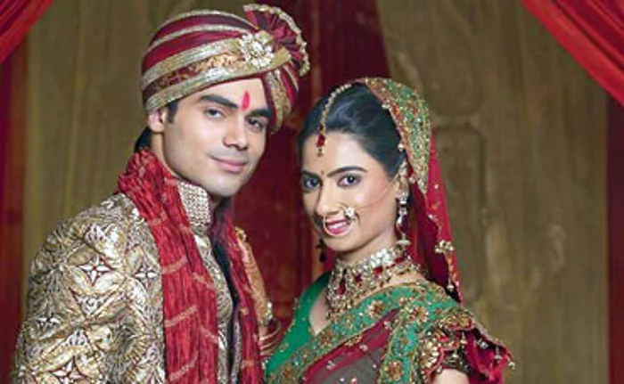 
    Indienii au costume tradiţionale pentru miri  