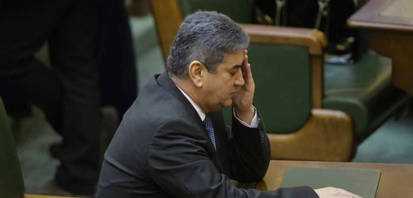Gabriel Oprea, pentru a doua oară la mâna colegilor FOTO Mediafax