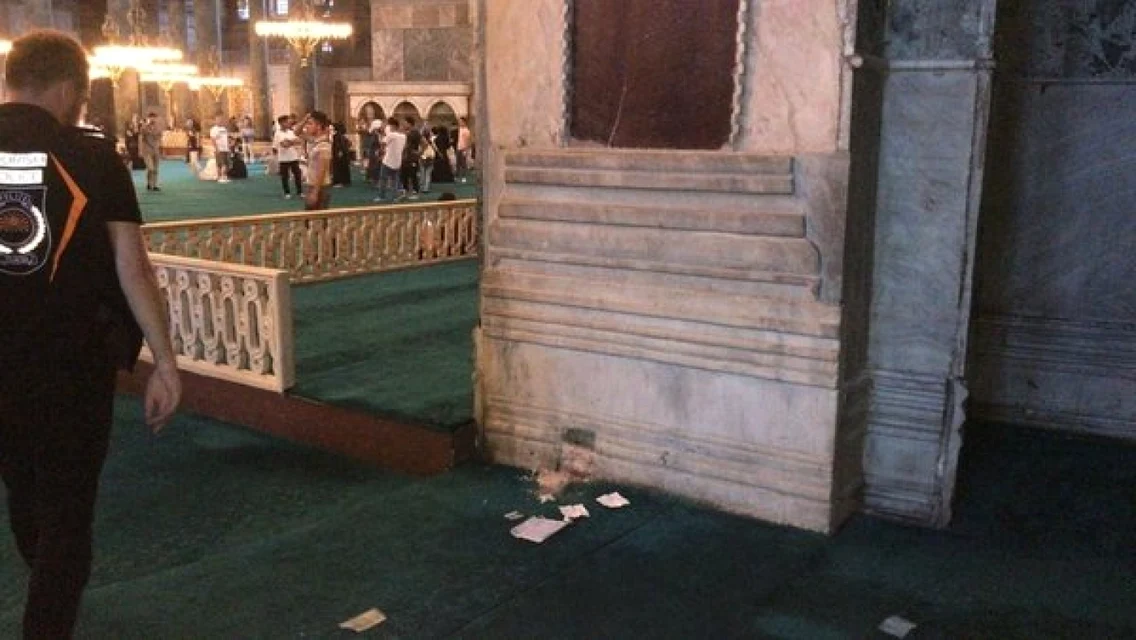 Bileţele acatiste în română şi ebraică în piatra desprinsă din blocul de marmură de la Hagia Sofia din Istanbul Turcia Sursa sabat.com.tr
