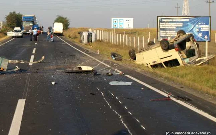 Patru oameni au fost răniţi în urma accidentului rutier. FOTO: ARHIVĂ. Daniel Guţă.