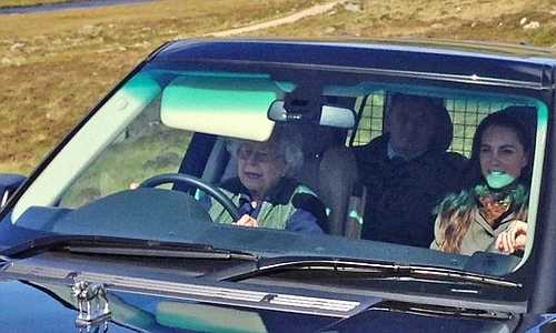 Regina a fost fotografiată la volanul unei maşini jpeg