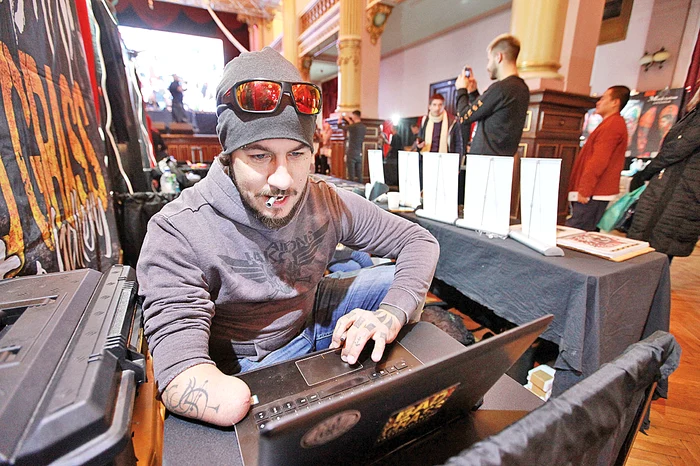 
    Cyborg și-a personalizat  proteza realizată de un  sculptor din FranțaFoto: Sever Gheorghe  