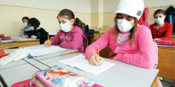 Elevii sunt triaţi epidemiologic la intrarea în clase