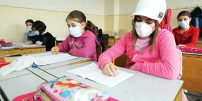 Elevii sunt triaţi epidemiologic la intrarea în clase