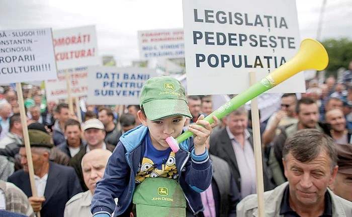 
    Peste două mii de crescători de ovine şi bovine au protestat în apropiere de Palatul ParlamentuluiFoto: Inquam/Octavian Ganea  